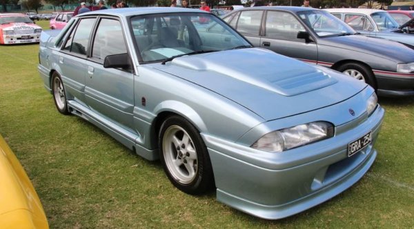 Въпреки че е икона в родната си страна Австралия, HSV Commodore SS Group A SV, или Walky, остава до голяма степен забравен в други части на света. Първоначално е замислен като специална хомологация, за да позволи на HSV (Holden Special Vehicles) да се състезава в група А, като първоначално са планирани само 500 бройки. Въпреки това, търсенето на седана с 5.0L V8 двигател с четири врати е толкова силно, че в крайна сметка компанията произвежда 750 екземпляра.

Подобно на повечето други автомобили с хомологация, колата първоначално е създадена в състезателна форма и след това е адаптирана, за да отговори на минималните изисквания за движение по обществените пътища. Въпреки това, тя все още включва тънкости като сервоусилвател на волана и климатик, което я прави по-лесно използваема на пътя от много други подобни творения от същата епоха. Колата никога не се е състезавала извън Австралия и нейните резултати в местните състезания са смесени. Поради това тя остава извън радара за повечето фенове на спортните коли.
