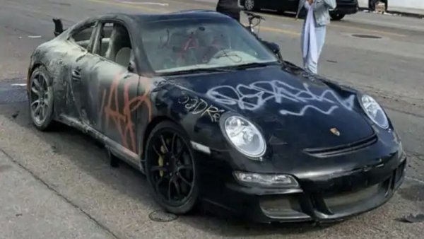 Германската машина също е била оставена на паркинг, но това не я е спасило от неотдавнашните размирици по улиците на Лос Анджелис, при които бяха унищожени десетки автомобили. Бедното Porsche е напръскано с графити, а след това и запалено, като явно няма да може да бъде възстановено.