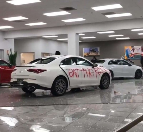 Няколко автомобила на Mercedes-Benz, изложени в дилърски център на германския производител в Оуклънд, пострадаха сериозни при размириците в града. Те бяха горени и пръскани със спрей, а прозорците им са изпочупени. А това е само една от автокъщите в града, които имаха проблеми с мародери през последните месеци.