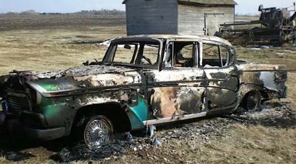 Крадците откраднаха този Studebaker от 1956 г., като и Ford Model T от 1925 г., преди да разбият прозорците им и да ги запалят. Няколко години по-късно двама души са арестувани за този вандалски акт, като предстои делото срещу тях да влезе в съда.