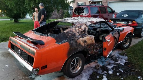 Вандали атакуват с фойерверки този красив Mustang, който принадлежи на 7-годишно момче с рядко заболяване. Колата е унищожено, но историята има добър край, защото след акция във Facebook са събрани пари, за да може местен сервиз да направи същата кола за детето.