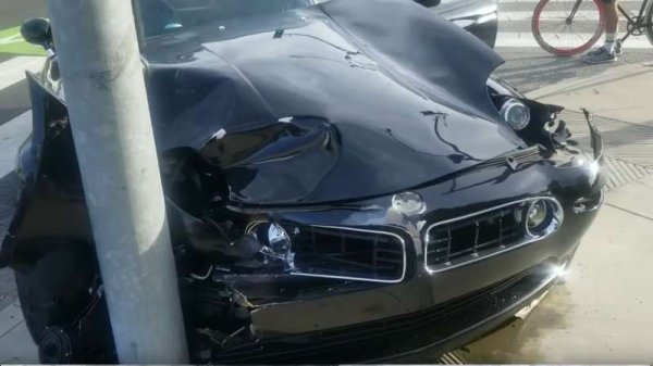 Един доста рядък автомобил, който има нещастна съдба. Той е бил откраднат, а по-късно е намерен катастрофирал в уличен стълб. Отделно от това, колата е пострадала и от размириците по улиците, така че отива за скрап.