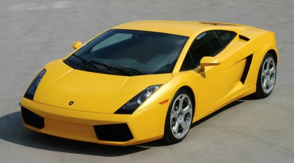 Планът на Lamborghini да смаже Ferrari 360 Modena включва предлагане на повече от всичко - повече мощност, повече въртящ момент и повече цилиндри. Суперколата от Маранело използва 3,6-литров V8 с 400 к.с., така че инженерите на Lambo създават 5,0-литров V10, базиран на 4,0-литров V10, който са проектирали, а след това изоставили през 90-те години.

Gallardo излиза през 2003 г., като предлага 500 к.с. и 510 Нм въртящ момент. Това е със 100 к.с. и 137 Нм повече от показателите на конкурента.
