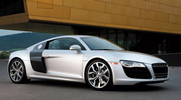 Оригиналното Gallardo запазва своя V10 мотор, но обновеното LP560 от 2008 г. дебютира с нов 5.2-литров V10 с мощност 560 к.с. с директно впръскване на горивото и напълно различен ред на запалване и разстояние между отворите. Този двигател е базиран на по-новия V10 на Audi.

Audi вече има своя собствена версия на Gallardo в R8 с V8 мотор, а през 2009 г. излиза и модификация с V10, която развива 525 к.с. И двете марки повишават мощността на моделите си през следващите 15 години, достигайки 640 к.с. в наследника на Gallardo - Huracan.
