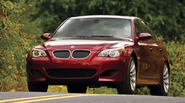 Двигателите на BMW E60 M5 (и E63 M6 купе) харчат много гориво и имат някои сериозни механични проблеми, но е много трудно да не се влюбиш в добре изглеждащ седан, който звучи като болид от F1 и се представя невероятно на пътя.

Под капака на двата модела е поставен S85 V10, който развива 507 к.с. и се развърта до 8250 об/мин. Максималният въртящ момент от 520 Нм обаче се достига при 6100 об/мин, което означава, че шофьорът трябва доста да се &bdquo;потруди&ldquo;, за да стигне дотам.
