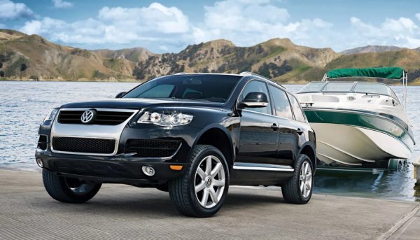 Факт е, VW предлагаше много по-забавни автомобили преди &bdquo;Дизелгейт&ldquo;, като оригиналният SUV Touareg от средата на 2000-те и луксозният седан Phaeton бяха два от най-забележителните в това отношение, тъй като разполагат с превъзходни опции за двигатели. Единият беше 6,0-литров W12 с мощност 450 к.с., като представляваше атмосферна версия на двигателя с две турбини на Bentley Continental, а другият беше 4.9-литров V10 дизел с турбокомпресор.

V10 произвежда само 313 к.с. или 350 к.с. в Touareg R50, но развива цели 850 Нм, достъпни още при 2000 об/мин, което го прави идеален за теглена на караванти и лодки, както на Boeing 747 - PR-трик, който VW направи през 2006 г.
