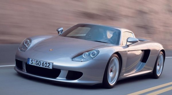 Carrera GT е силен кандидат за най-добре звучащата пътна кола на всички времена и това не е изненада, тъй като неговият 5,0-литров V10 има своите корени в разрабока за Формула 1, която не е реализирана. Porsche разработва двигателя за отбора на Footwork F1 в началото на 90-те години на миналия век, а по-късно го преработва за собствена кола на Льо Ман. 

И спорти двата проекта обаче не се реализирани в в крайна сметка V10 моторът се оказва под капака на Carrera GT. Той развива 612 к.с., като по този показател леко отстъпва на конкурента Ferrari Enzo, който разчита на 6,0-литров V12 с 660 к.с. Само колата на Porsche обаче се предлага с ръчна скоростна кутия.
