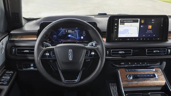 Lincoln заложи много на озвучителните системи в много от по-големите си SUV модели, включително Aviator, който може да се предлага стандартно с аудиосистемата Revel Ultima, в зависимост от нивото на оборудване. Същата аудиосистема на Revel е стандартна и за моделите Nautilus Black Label и Navigator Black Label и е една от най-добрите, които ще намерите във всеки автомобил, произведен в Америка. 

Aviator, който наскоро беше обновен за моделната 2025 година, получава 28-те високоговорителя като стандартно оборудване в нивото Black Label и е уникален с начина, по който разполага някои от говорителите, включително няколко над главите на шофьора и пътника.

Аудио системата Revel, безспорно е една от най-добрите по отношение на плътно, органично аудио, което изпълва интериора. Navigator има допълнителен бонус под формата на извито арматурно табло, което може да възпроизвежда потапящи видео и аудио преживявания.
