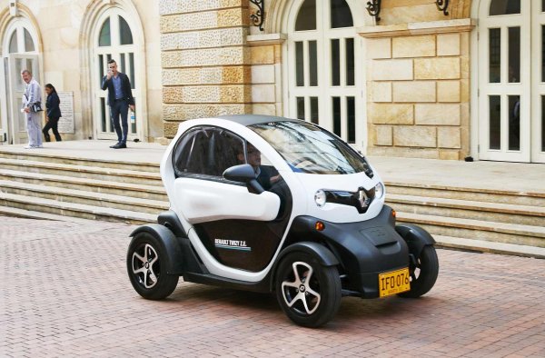 Минималистичният Twizy е на пазара от 2011 година. Официално, машината не се счита за кола, а за леко превозно средство от клас L7e. Няма странични прозорци, а возилото се води подходящо за един човек.

Тясното МПС с дължина от 2,34 метра има батерия с капацитет от 6,1 kWh, а върховата версия е с мощност от 17 к.с. и достига скорост от 80 км/ч. Пробегът е между 80 и 100 км.