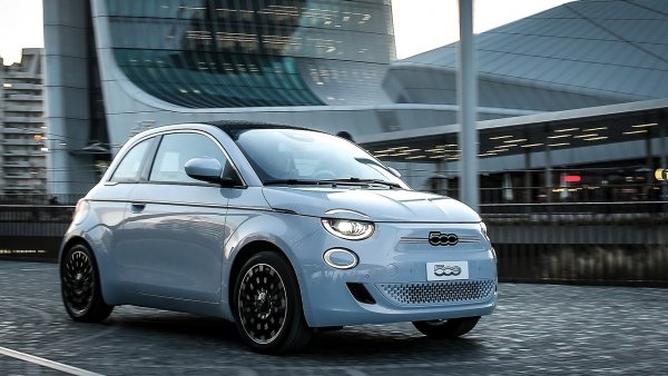 Fiat Nuova 500 от 1957 година и модерният му наследник от 2007 бяха кралете на града. Изцяло новият Electric се очаква да надгради този успех с конвенционалната си версия с 3 врати, кабриолет, както и екзотичната 3+1 с допълнителна дясна задна врата.

Дължината на всички варианти е 3,63 метра, като базовият Action с 3 врати предлага 24-киловатчасова батерия, мощност от 95 к.с. и пробег от почти 180 км. При останалите версии батерията е с капацитет 42 kWh, мощността е 118 конски сили, а пробегът е около 320 км. Максималната скорост е 150 км/ч (135 при Action).