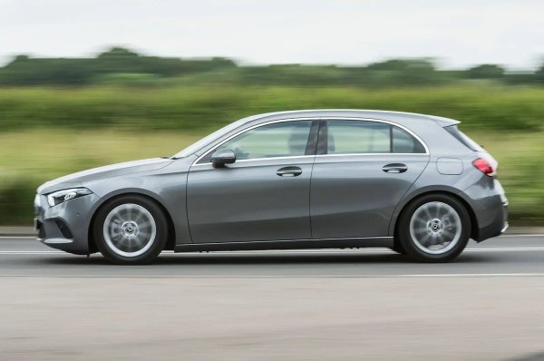 Бензиновата А-класа се оказа по-надеждна от своите дизелови сестри, макар и не много. Бавните и понякога скъпи ремонти са били основните проблеми за 31% от колите, които са получили повреди. Най-много оплаквания са свързани с вътрешната облицовка и електричеството извън двигателя.
