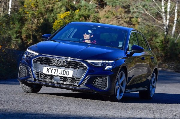 Огромните 59% от собствениците на Audi A3 се оплакват от проблеми, с които са се сблъскали през последните 2 години. Повечето от тях - 44%, са свързани с информационно-развлекателната система и други електрически системи. При 22% от колите повредите са по каросерията, а при 11% - в двигателя. Проблемни се оказват още скоростната кутия и съединителя - 7%, както и акумулаторът - 4%.

Добрата новина е, че 97% от повредите са отстранени безплатно, докато останалите са стрували до 300 лири на собственика. Проблемът обаче е, че повече от 70% от колите са прекарали поне седмица в сервиза.
