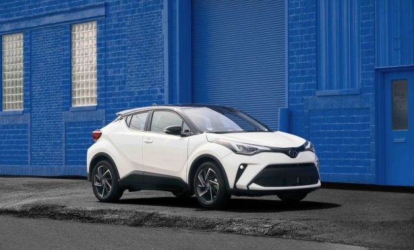 В предишните две години този модел бе в Топ 3 у нас, но тогава ставаше дума за последни бройки от първото поколение, предлагани със солидни отстъпки. Сега новата генерация е един от едва трите модела в Топ 3, отчитащи спад на годишна база. 
