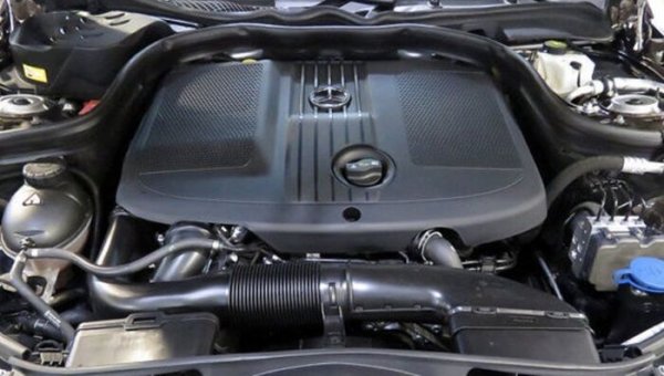 Този мотор (ОМ651) е сравнително надежден, като при него може да се появи проблем само с помпата. Тя започва да тече и да свисти, което налага ремонт или подмяна на целия детайл.
