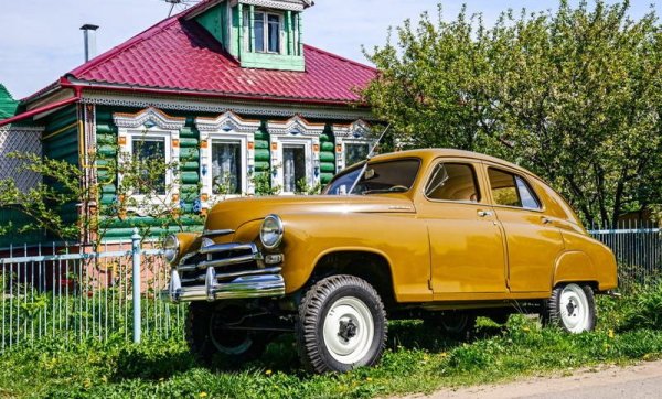 Историята на един от най-редките серийни Москвичи всъщност започва на съвсем друго място, в завода на друга марка. При крайния недостиг на асфалтирани пътища в Съветския съюз нуждата от високопроходими машини винаги е била огромна. А след Втората световна война се появява и нова потребност - не само от работни кончета, но и от по-комфортни леки автомобили за ръководните кадри в селското стопанство. Първият такъв модел е ГАЗ-М72, пуснат в серийно производство през 1955. Това е комбинация от механиката и задвижването на ГАЗ-69, и от купето и относително по-комфортния салон на ГАЗ М-20 Победа. 
Но понеже двете неща не са особено подходящи за комбиниране, на инженерите се налага да импровизират доста, да добавят на цели 14 места усилване на конструкцията. Резултатът е автомобил с тегло 2040 килограма - шокиращо много за онази епоха. А и цената е твърде висока. 
