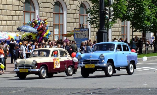 В Москва тогава правят Москвич-402, който трябва да послужи за донор на новия високопроходим модел. Но приспособяването на съществуващата кола не е лесно - налага се да се повдигне двигателят, да се усили каросерията. Двата моста и радиаторите са оригинална разработка. Амортисьорите са лостови, а не телескопични като при 402. 

НА СНИМКАТА един до друг са обикновеният Москвич-402 и специалният Москвич-410Н. 
