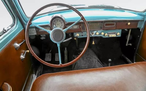 За да се вмести системата за задвижване на четирите колела, се налага дори промяна в ъгъла на кормилната колона. Заради това 410 получава волана от стария Москвич-401, а не от 402. Лостът за смяна на предавките е на пода. 
В сравнение с обикновения Москвич-402, повдигнатата версия е с около 200 килограма по-тежка - но все пак си остава приемливите 1180 кг. Максималната скорост също намалява до комичните от днешна гледна точка 85 км/ч. Но по "пътищата", за които е предвидена тази кола, по-високи скорости така или иначе не са възможни. 
