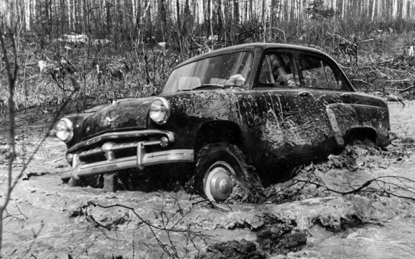 Но и тази свобода не продължава твърде дълго. В края на 50-те и началото на 60-те производството на Москвич се ориентира основно за износ, за да доставя толкова нужната на страната валута. Над половината от серийните Москвич-407 отиват зад граница - не само към "братските социалистически страни", но и към Великобритания, Белгия и още някои западни държави. Там обаче няма никакъв интерес към спартанския високопроходим Москвич-410. Производството намалява и накрая окончателно спира през 1963. Сглобени са общо 7580 седана Москвич-410, и едва 1515 комбита Москвич-411. 
