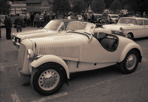 Спекулациите по този въпрос ще продължават безкрайно. Някои дори цитират ГАЗ-М72 като сериозен претендент. Но ако трябва да издирим най-ранния образец на лек автомобил, пригоден за сериозен офроуд, вероятно това е Opel Gelаndesportwagen, създаден през 1934. Тази машина е конструирана за офроуд състезания, макар че вероятно е служила и за тестване на разработки за бъдещите военни машини на Вермахта. Сглобени са общо 15 бройки, но до наши дни е оцеляла само една, с 2.5-литров шестцилиндров мотор от Opel Kapitan. 
