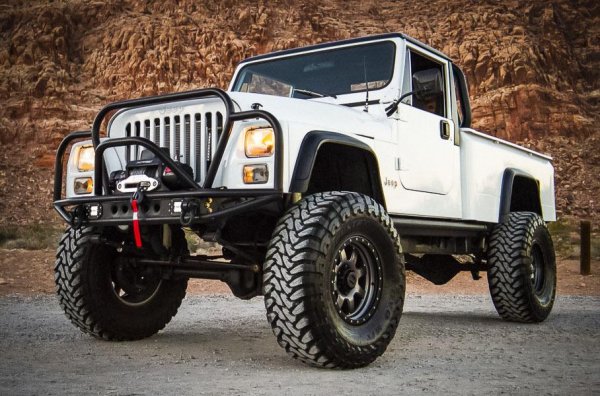 Ако Jeep Compass от първо поколение води в листата за най-непривлекателните модели на американската марка, то CJ-10 също не би му отстъпил по липса на чар. Странният и слабо известен "камион" с правоъгълни фарове и странна челна решетка може и да не ви се струва претендент за конкурс за красота, но не това е била и идеята зад него. Утилитарната машина на шасито на пикапа J-10 дори не била предвидена само за пазара в САЩ: подобни автомобили доста се търсели, например, за пътуване из австралийския Аутбек, където отблъсквали отровната фауна с рева на 2,5-литров бензинов 4-цилиндров мотор, 4,2-литров редови шестцилиндров и дори 3,2-литров дизел на Nissan.

Австралийските военни дори си харесали модела, когато решили да обновят армейските си машини в средата на 80-те години. Но цялата идея била съсипана от доста високата цена, която не позволила на пикапа да постъпи на служба, въпреки че се представил отлично на тестовете.