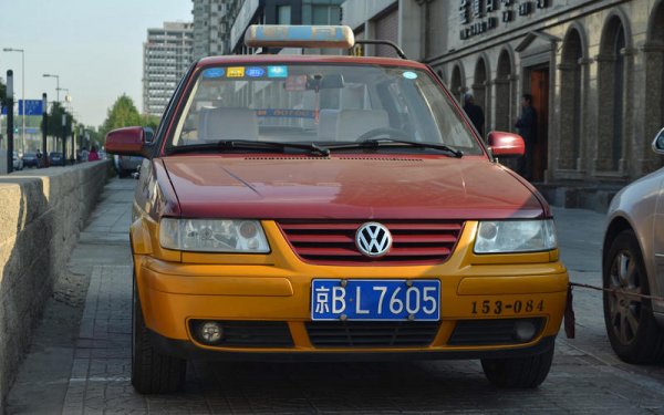 Различните версии на второто поколение на Jetta все още са изключително популярен избор в Пекин и Шанхай. Основните им предимства са, че са надеждни, просторни и без особени глезотии на борда. Производството на тази генерация на модела стартира през 1984, но в Китай беше прекратено съвсем наскоро. Другите популярни марки сред таксиметровите компании са Hyundai и Kia.
