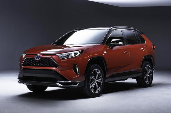 Toyota е експерт в конвенционалните хибридни системи, но сега ще трябва да предложи и зареждаеми такива. Новият плъгин RAV4 използва същия 2,5-литров бензинов двигател като на обикновения модел, но е с доста по-голяма батерия, 306 конски сили и базово 4х4 задвижване. Пробегът само на ток ще е около 60 км.