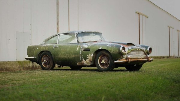 Жител на Масачузетс е купил този Aston Martin DB4 през 1970 г. Колата е била използвана само три години, а след това е била паркирана в гаража на къщата на собственика, където е останала в продължение на 45 години. Автомобилът е бил в добро състояние, когато е изваден и обявен за продажба срещу 350 000 евро. Под капака на DB4 е поставен 6-цилндров редони двигател с 243 к.с.