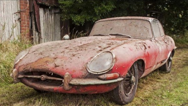 Тази кола с 6-цилиндров с двигател с 269 к.с. е подарък на жена от нейния съпруг, който я купува чисто нова през 1965 г. Какво се случва със семейната двойка не се съобщава, но автомобилът прекарва следващите 40 години в плевня. На това се дължи и лошо състояние на каросерията.