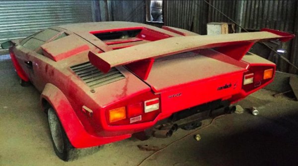 Италианската суперкола е открита на обществен паркинг в Токио. Интересното в случая е, че салонът е в идеално състояние, което показва, че собственикът е полагал сериозни грижи за автомобила, докато го е ползвал. Задвижването на машината става с V12, чиято мощност е 455 к.с.