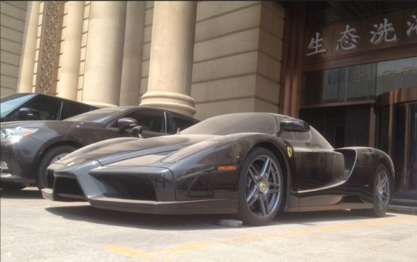 Едно от местата в света, на които може да влезеш в затвора заради дългове е Дубай. Затова и много чуженци бягат от страна, още преди да научат присъдата си. Такъв е случаят с британския собственик на това Ferrari Enzo, което е зарязано на летището в Дубай. Цената на колата с V12 с 660 к.с. е около милион евро, като са произведени едва 400 бройки.