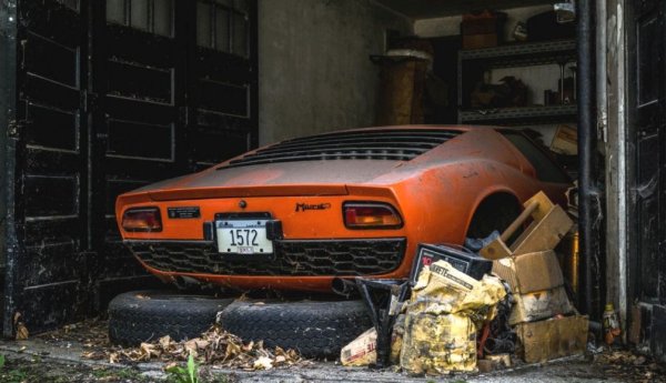 През 1969 г. Аристотел Онасис - съпруг на Жаклин Кенеди, купува Lamborghini Miura S с двигател V12 с мощност 370 к.с., като го подарява на Стаматис Кокотас, известен като &bdquo;гръцкия Елвис&ldquo;. Певецът е добър автомобилен състезател, а Онасис е негов спонсор. След няколко месеца колата е пратена за обслужване в Lamborghini, след което е паркирана в подземния паркинг на хотел Hilton в Атина. Онасис обаче отказва да плати за услугата на италианската фирма, а Кокотас губи интерес към колата.

Спорът продължава известно време, а автомобилът остава на едно място повече от 30 години. В крайна сметка, спортната кола е продадена на търг през 2012 г., като купувачът плащат 450 000 евро.