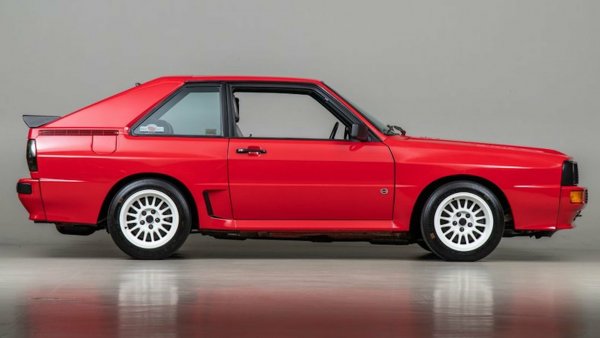 Вероятно това, което ще кажем сега, няма да се хареса на много хора, но няма как в този списък да не попадне легендарното купе Audi Sport Quattro заради неговото приличащо на карикатура разстояние между двете оси. Впрочем, дизайнерите от Инголщад имат оправдание - това е продиктувано от желание да се намали теглото, да се увеличи твърдостта и да се подобри маневреността на автомобила. От Audi Sport Quattro са произведени 214 бройки зарази хомологацията на рали-болида, с който Стиг Бломквист, Валтер Рьол и Мишел Мутон през 80-те години буквално унижават съперниците си.
