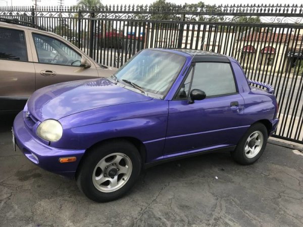 Автомобилните дизайнери имат негласно правило, според което, за да бъде една машина хармонична, разстоянието между двете оси трябва да бъде колкото 4 диаметъра на колетата. Необичайният японски всъдеход Suzuki X-90 с разстояние между двете оси от 2200 мм (при Audi Sport Quattro то е 2204 мм) явно не отговаря на това описание. Затова, не бива да се учудвате, че този модел се задържа по-малко от 2 години в производство, след като почти не се продаваше.
