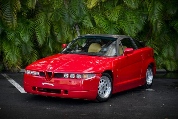 От време на време именитите дизайнерски ателиета от Италия имат умението да създават чудовищни неща. Това вероятно се дължи на факта, че подхождат доста високомерно и си мислят, че са безгрешни. Защото, няма друго обяснение за появата на Alfa Romeo SZ, създадена в колаборация със студиото Zagato (SZ в името означава Sprint Zagato). Тази кола изглежда ужасно, откъдето и да бъде погледната и ярко се отличава от повечето модели на марката. 
