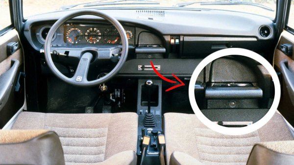 Ръчната спирачка на Citroen GS от 1970-1980-те е може би най-оригиналното по отношение на местоположението и дизайна. Тя е разположена точно в центъра на предния панел, където в съвременните модели е радиото или екрана на мултимедийната система. За да застопорите колата, трябва да дръпнете дръжката към вас. Отключването става с натискане на бутон.
