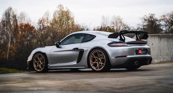 Обикновено толкова нови модели не попадат в такива списъци, но този прави изключение, тъй като веднага след появата си се превърна в истински блян както за много фенове на марката Porsche, така и за голям колекционери. Това е една от най-добрите коли на миналата година, но за огромно съжаление, вероятно ще бъде и последната от този род. Настъпващата електрификация просто няма да позволи отново да видим спортен автомобил с атмосферен, средноразположен двигател. И това превръща GT4 RS в бъдеща класика.