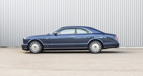 Този автомобил беше представен през 2008 г., като от него са произведени само 420 бройки. Той предлага всичко, което бихте очаквали от един Gran Tourer, като неговият 6,75-литров V8 с мощност 530 к.с. и 1050 Нм го превръща в истинска балистична ракера. Според експертите от изданието, това е един от един от най-добрите автомобили с двигател с вътрешно горене на всички времена.