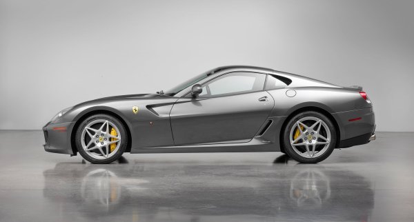 Като предпоследното V12 Berlinetta Ferrari, проектирано от ателието Pininfarina, 599 заема специално място в сърцата на познавачите. Забележителният външен вид, съчетан с прекрасния V12 го правят особено привлекателен, особено във варианта с 6-степенна механична скоростна кутия. Давате газ и слушате как пее моторът. И това е напълно достатъчно да обясни избора на тази кола.