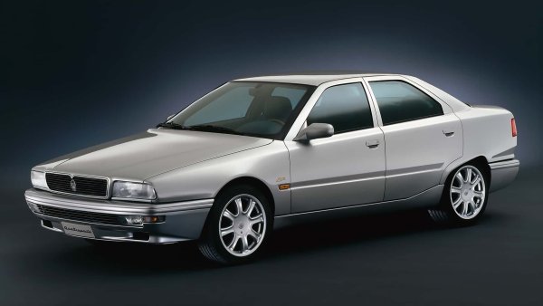 След тригодишна пауза луксозният седан се завърна в четвъртото си поколение. Пуснат на пазара през март 1994 г., Quattroporte IV отново носи традиционното име, въпреки че неговият технически и визуален дизайн е силно моделиран в стила на Ghibli и 430.

Първоначално се предлага само с V6 двигатели с работен обем 2000 и 2800 cm3 (съответно 287 и 284 к.с.), а от 1996 г. и с V8 двигателя на Maserati Shamal. Той има работен обем от 3,2 литра и генерира 334 к.с.
