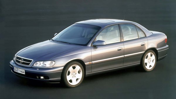 Вторият Opel Omega има фенове и днес. В края на април 1994 г. моделът се поява като седан и комби с двигатели между 115 и 211 к.с.

През август 1999 г. Omega получава голям фейслифт (на снимката) със значителни промени в предната и задната част. Двигателят V6 е модернизиран до работен обем от 3,2 литра, а нов 2,5-литров, 6-цилиндров дизел е закупен от BMW.
