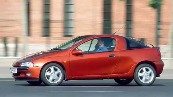 За първи път Tigra се появява като концептуална кола на автомобилното изложение във Франкфурт през 1993 г. За съжаление, роудстърът така и не стига до производство, ако се изключение на Tigra B, който се предлага отворен, но с прибиращ се твърд покрив.

През 1994 г. Tigra A се качва на конвейера в Сарагоса (Испания) заедно с Corsa B, която излиза година по-рано. До средата на на 2001 г. са произведени точно 256 392 бройки от модела, като те имат стъклен заден капак в стила на Porsche 924/944.
