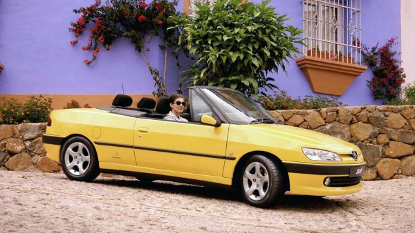 Италианска елегантност за френски кабриолет - това Peugeot 306 впечатлява нсъс своите прости и красиви линии. Колата е оборудвана с платнена &bdquo;качулка&ldquo;, която може да бъде напълно събрана и е защитена от капак, независим от багажника, който не губи товароносимост.

В зависимост от модела покривът се предлагаше с ръчно или електрохидравлично управление, а задното стъкло на всички модели е направено от пластмаса вместо стъкло.
