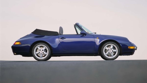 За много фенове на 911 серията 993 с въздушно охлаждане на Porsche е последното истинско 911. Версията Cabrio е добавена към моделната гама през 1994 г. Този кабриолет не е наличен с турбо, а &bdquo;само&ldquo; с 3,6-литров &bdquo;боксер&ldquo; с естествено пълнене. Първоначално мощността е 272 к.с., а по-късно достига 285 к.с. През 1995 г. Porsche предлага и 300 к.с.
