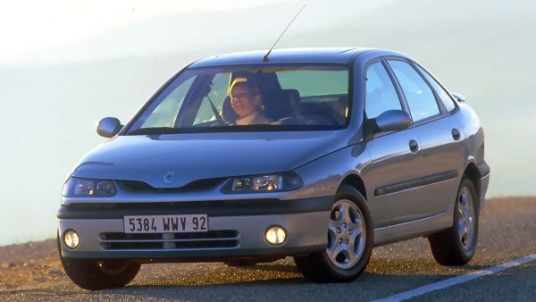 Първата Laguna беше представена на публиката през ноември 1993 г. като наследник на Renault 21 и лансирането й на пазара се състоя през януари 1994 г. Комбито излиза през септември 1995 г. Докато във Франция този комби вариант е наречен Nevada, след Renault 21 моделът получава името &bdquo;Grandtour" в Германия, като то по-късно се налага в международен план.

В допълнение към трите четирицилиндрови двигателя, Renault предата за Laguna, за първи път в сегмента, 3,0-литров V6 бензинов двигател със 167 к.с., което позволява развиване на максимална скорост от 220 км/ч.
