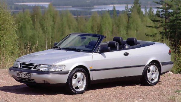 Американският комик Джери Сейнфелд посвети цели епизоди от легендарния си сериал на новия си Saab 900 Cabriolet. За заклетите фенове на марката, второто поколение от серията все още беше &bdquo;маскиран&ldquo; Opel Vectra, но в Saab се постараха да направят нещо наистина свое.

Както и преди, моделът е с 4-цилиндрови двигатели с или без турбо, както и с V6 от гамата на Opel. Версията 900 Cabriolet продължава да съществува като 9-3 до 2002 г.
