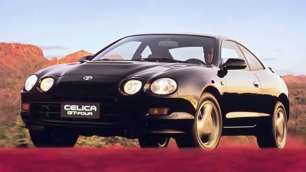 В своето шесто поколение, лансирано през 1993 г., Toyota Celica (T200) вече надмина почти всички конкуренти на спортни купета от миналото. Повече мощност с по-малко тегло в мускулеста опаковка - с тази концепция японската спортна икона се превръща в бестселър с 4 млн произведени бройки. Тази Celica се отказа от прибиращите се фарове в полза на по-леките двойни кръгли.

Въпреки допълнителните функции за безопасност като защита срещу страничен удар и въздушни възглавници, Celica е с 50 кг по-лека от своя предшественик. Това става възможно и благодарение на използването на високоякостни стомани. Резултатът - нов основен двигател със 115 к.с., докато върховият агрегат с 242 к.с. от Celica GT-Four осигурява забележително представяне на пътя.
