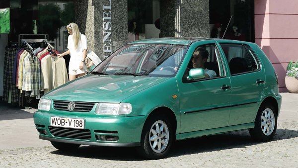 През септември 1994 г. третото поколение на замени своя предшественик, който се задържа цели 13 години. Най-накрая Polo има задни врати и модерни елементи за безопасност като въздушни възглавници. Солидният интериор на късото 3,72 метра Polo напомняше на малък Golf. През 1995 г. вече се предлагат и хечбек версия (Polo Classic) и комби (Polo Estate).

Polo става особено известен с четирицветната версия Harlequin. Първоначално са направени само 20 бройки за рекламни цели, но поради търсенето на цветното Polo то е масово произведено. През 1999 г. дебютира фейслифтът на Polo III, който се произвежда до 2001 г.