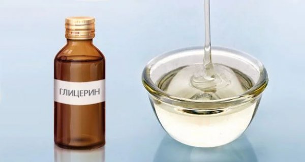 Разбира се, в борбата срещу запотяването на прозорците може да се използват различни "народни" средства или продукти от магазина. Изборът и на двете е много богат. В магазините на първо място трябва да обърнете внимание на специални кърпички, както и на спрейове и аерозоли, които се нанасят върху прозорците, за да се предпазят от замъгляване. Тези препарати действат много просто - върху стъклото се появява филм, който не позволява на водата да се задържа. Такъв протектор може да си направите и у дома - трябва само да смесите 1 част глицерин и 10 части спирт. Полученият "сироп" се нанася върху стъклото.