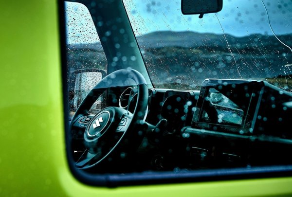 Каросерията и рамата на Jimny III обаче изискват специално внимание. ADAC посочва честите оплаквания от корозия на TUV, докато индустриалните насоки специално подчертават пода на багажника и пространството под задната седалка, праговете зад пластмасовата облицовка, опорите на каросерията, вътрешните арки, зоните около фаровете и опорите на окачването.

Следователно, красивата каросерия отгоре не е гаранция за качество. Jimny трябва да се повдигне и огледа отдолу. Особено подозрителни са грубите ремонти на заварките, хлабавата ръжда по носещите зони и дебелият, пресен слой антикорозионна боя, който прави невъзможно оценяването на основния метал.