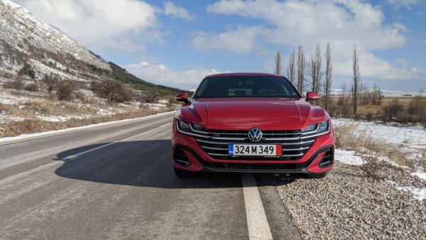 Най-елегантният модел на VW също напуска сцената - отчасти заради продължаващата SUV-лудост, отчасти и заради стратегията на германския гигант за електрификация. Седан версията (или лифтбек, за да сме съвсем точни) вече слезе от производство, вариантът Shooting Break ще остане вероятно до края на годината, съобщиха за Automedia.bg от официалния вносител за България. 
